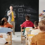 Τα παιδιά δεν θυμούνται ποτέ κανένα μάθημα αν δεν ενδιαφέρονται για το θέμα που πραγματεύεται, ακόμα και εκείνοι που γνωρίζουν το μάθημα της ημέρας. Αλλά όλοι θυμούνται τον τρόπο που ένιωθαν για τους δασκάλους τους και για το σχολείο γενικότερα. Ας είμαστε ειλικρινείς, ποιος αγάπησε το σχολείο;
