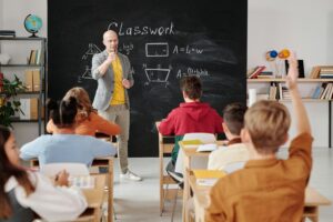 Τα παιδιά δεν θυμούνται ποτέ κανένα μάθημα αν δεν ενδιαφέρονται για το θέμα που πραγματεύεται, ακόμα και εκείνοι που γνωρίζουν το μάθημα της ημέρας. Αλλά όλοι θυμούνται τον τρόπο που ένιωθαν για τους δασκάλους τους και για το σχολείο γενικότερα. Ας είμαστε ειλικρινείς, ποιος αγάπησε το σχολείο;
